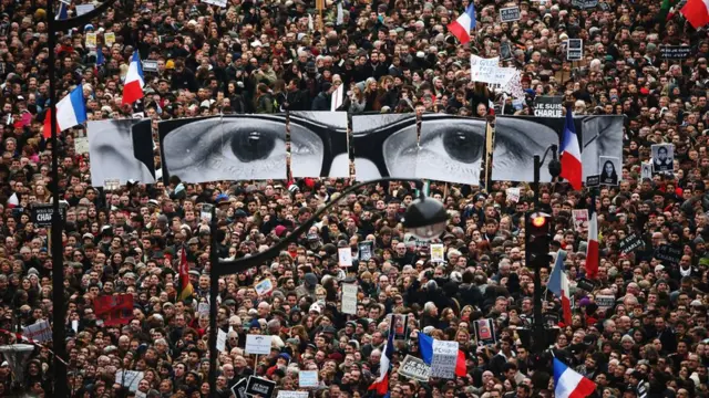 Des manifestants se déplacent le long du boulevard Voltaire lors d'un rassemblement d'unité à Paris suite aux attaques terroristes de janvier 2015