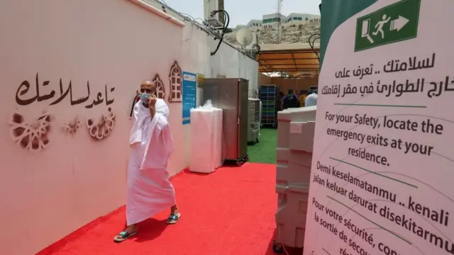 فرض التباعد الاجتماعي على الحجاج في منى