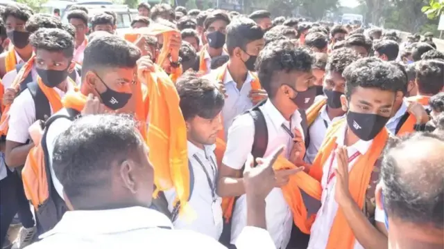 کالج میں زعفرانی شال اور سٹالز