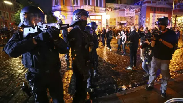 汉堡防暴警察手持催泪瓦斯发射枪瞄准（8/7/2017）