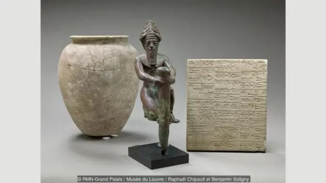 Gildən hazırlanan və gündə qurudulan lövhələrə qazılan xüsusi işarələr forması, Mesopotamiyada yaranıb