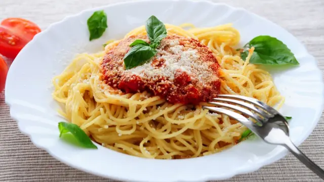 Plato de pasta con tomate