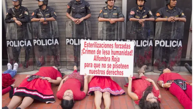 জোর করে বন্ধ্যা-করনের শিকার নারীদের জন্য প্রতিবাদ।