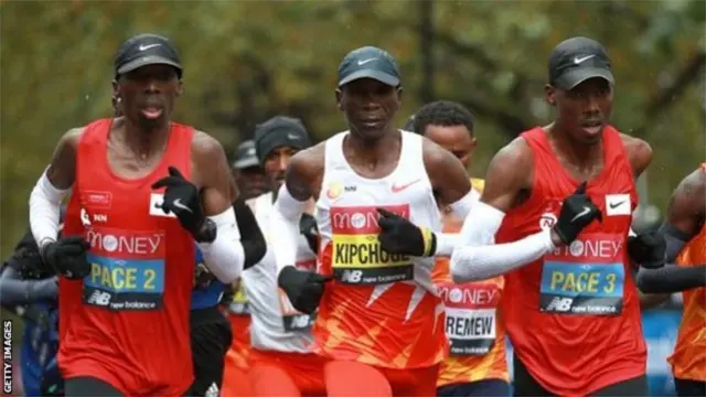 ኢሉድ ኪፕቾጌ በለንደን ማራቶን በውድድር ላይ