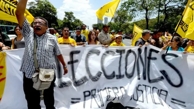 Opositores venezolanos protestan para exigir la convocatoria a elecciones.
