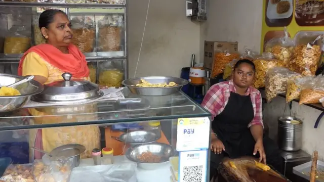 કોરોનામાં પિતા ગુમાવ્યા બાદ ગાંઠિયા બનાવીને પરિવારનું ગુજરાન