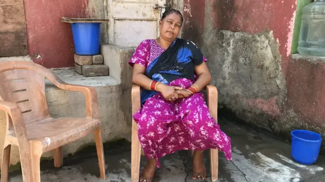 गंगा सिंह अपने घर के सामने