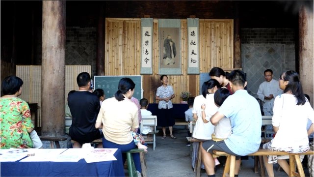 गांधी के विचारों को आगे बढ़ाने के लिए पिछले साल वू पेई ने गांव में एक स्कूल खोला.