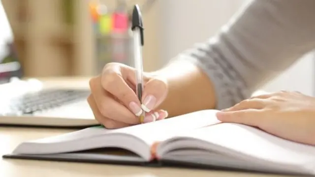 எழுதும் பெண்