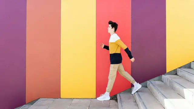 Rapaz descendo escada