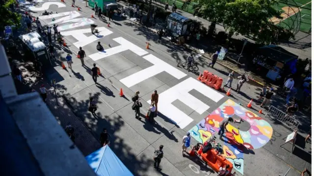 در خیابانی در چاز جمله "جان سیاه‌پوستان مهم است" نوشته شده است