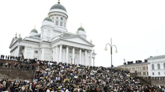 Mladi protestanti okupljeni na stepenicama Helsinške katedrale