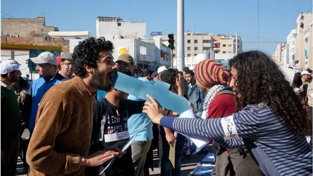 Protesto no Marrocos com logo do Facebook