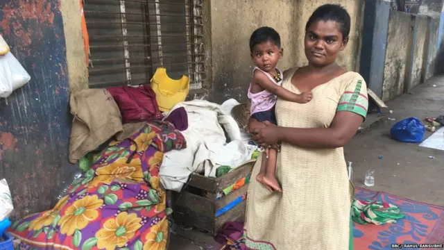 मुलांच्या शाळेची फी कशी भरणार, हा प्रश्न यास्मीन यांच्यासमोर आहे.