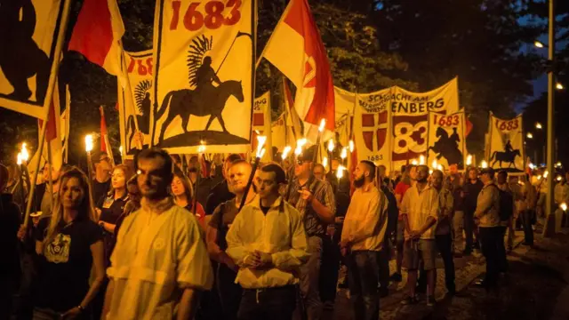 身份認同運動（Identitarian movement）成員2017年在維也納卡倫堡集會遊行。那裏是1683年維也納之戰的古戰場遺址。當時奧斯曼帝國12萬大軍壓境，維也納守衛戰無比慘烈。這個古蹟成了奧地利反移民極右翼組織的精神聖地。