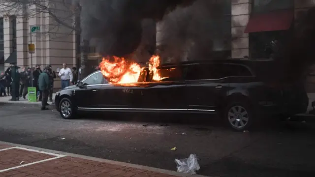 Una limosina se incendia en Washington D.C.