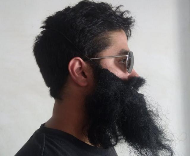 拉斐尔在社交网站专页上的照片大多戴着墨镜和假胡子。