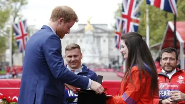 Принц Гаррі нагороджує Девіда Вейра