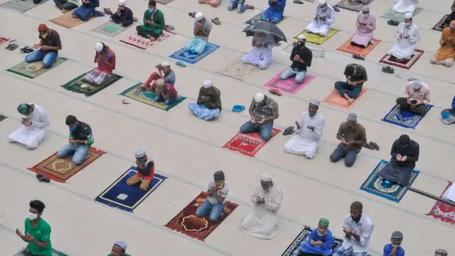 নামাজ আদায় করছেন মুসুল্লিরা