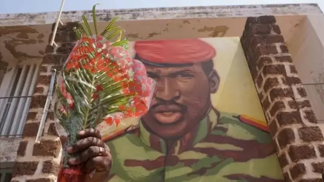 Thomas Sankara a été tué devant le siège de son conseil révolutionnaire, où cette plaque a été érigée.