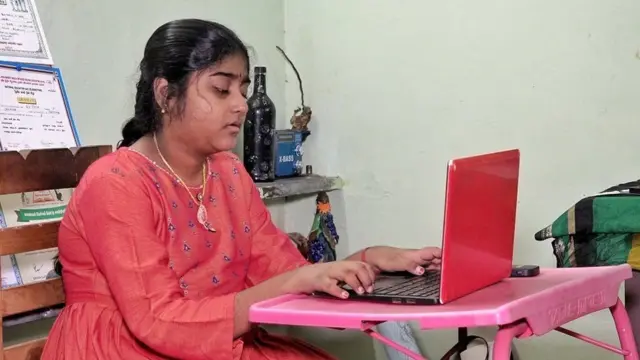 லேப்டாப் மூலம் 10ஆம் வகுப்பு தேர்வு எழுதி சாதித்த பார்வைக்குறைபாடு கொண்ட மாணவி