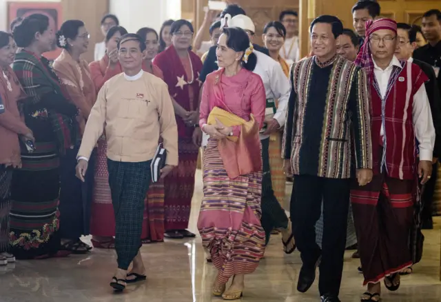 အခြေခံ ဥပဒေ ပုဒ်မ ၅၉ စ လုံးပြင်ဆင်ရေးမှာ သဘောထားကွဲလွဲမှုရှိနေပါတယ်