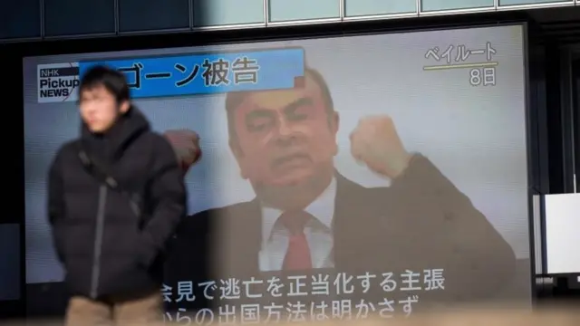 Berita tentang Ghosn di layar TV raksasa di Jepang.