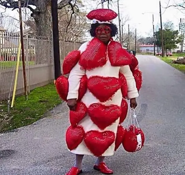 Obinrin kan ninu asọ pupa ati funfun