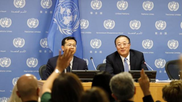 中国在三月成为联合国安理会轮值主席期间，驻联合国大使张军（图右）代表安理会回答记者提问。
