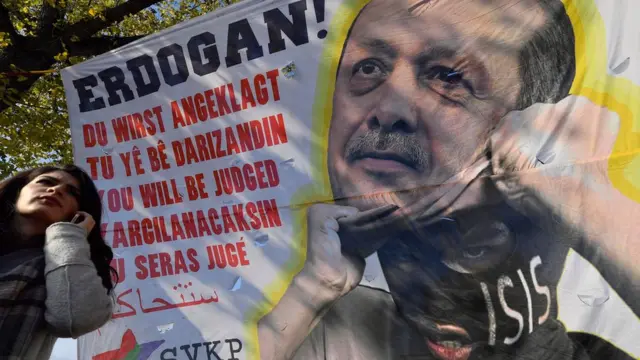 المتظاهرون في كولونيا ينددون بسياسات الرئيس التركي رجب طيب اردوغان