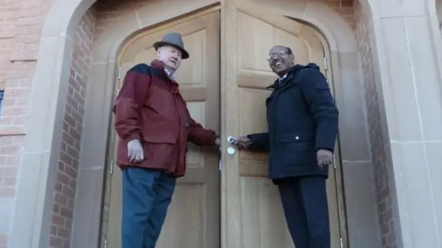 Ian Durrant dan Tanweer Ahmed di depan masjid baru.