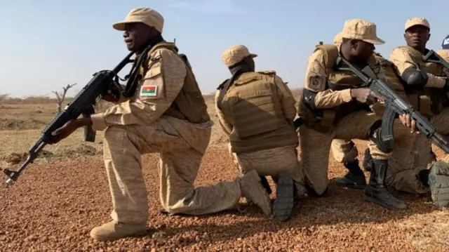 L'armée de terre et l'armée de l'air sont déployées dans les régions du Nord et du Sahel du pays tout le mois de mai pour l'opération Houné