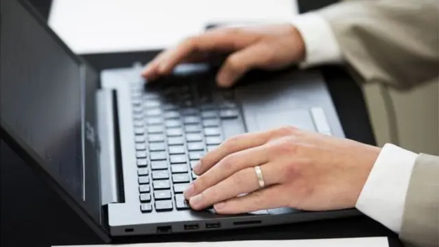 Une femme sur un ordinateur