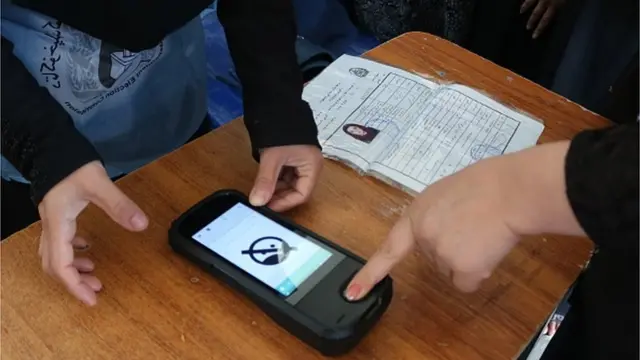 د مهالوېش له مخې نن د شنبې په ورځ باید د ولسمشرۍ ټاکنو لومړنۍ پایلې اعلان شوې وای.