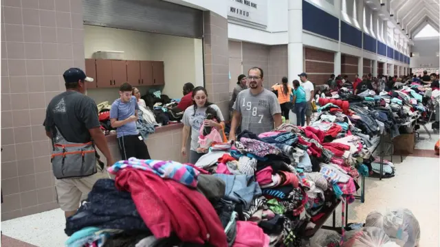 Люди приносять речі для постраждалих від повені