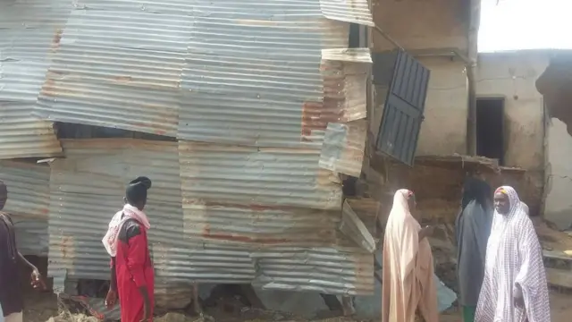 Zinc wey dey fall from house