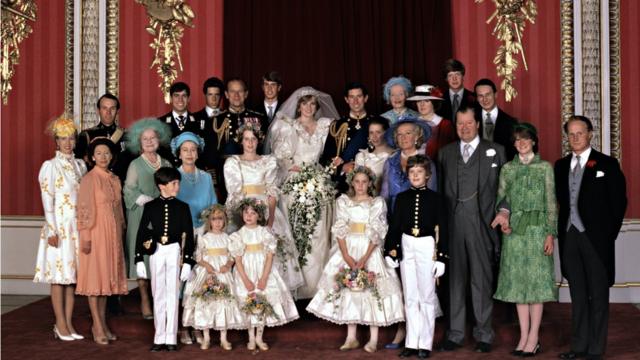1981年7月29日，查尔斯王储和戴安娜王妃（中）在白金汉宫与一众王室成员合影。