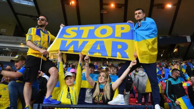 Ukraynalılar tribünlerde savaşa karşı sloganlar içeren dövizler taşıdı.