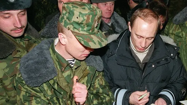 Putin com soldados na Chechênia