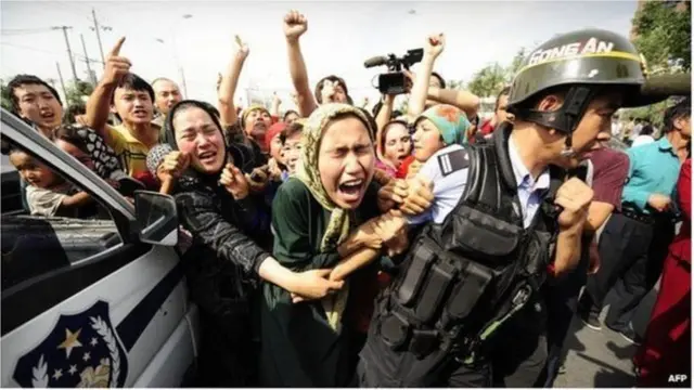 వీగర్ల నిర్బంధం