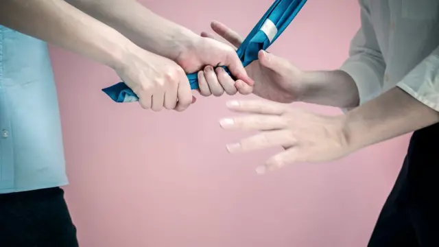 Un trabajador recibiendo un fuerte regaño