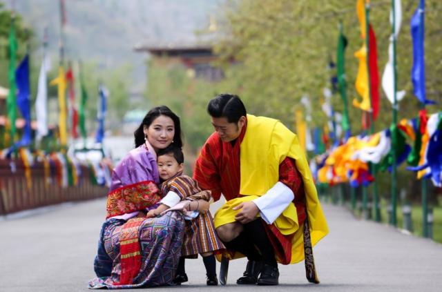 不丹国王旺楚克和王后佩玛与小王子吉格梅。