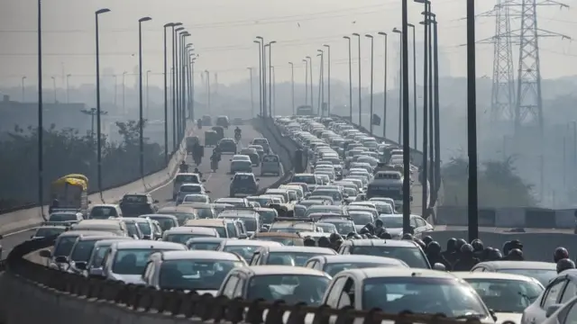 도로를 건설하면 더 많은 사람들이 도로를 사용하게 된다. 도로의 양적 증대만으로는 혼잡 문제를 해결하는 게 사실상 불가능하다는 뜻이다