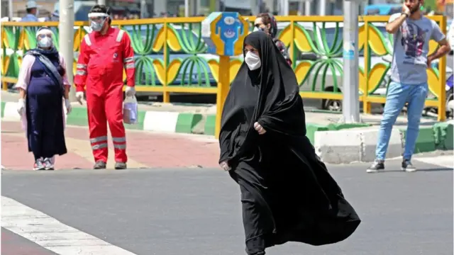 سيدة إيرانية في الشارع