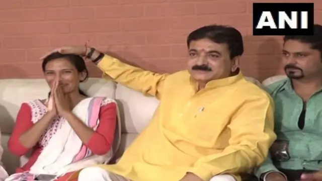 નીતુ તેજવાણીનાં માથા પર હાથ મૂકતા બલરામ થાવાણી