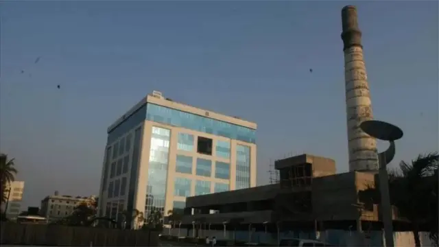 मुंबईतल्या गिरण्यांचं अस्तित्त्वं दाखवणाऱ्या अशा चिमण्या आजही पाहायला मिळतात.