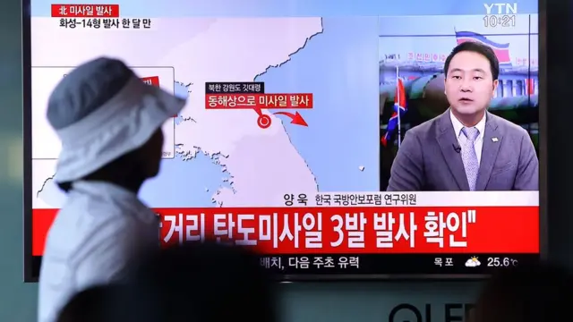 Kuzey Kore'nin füze denemesini televizyondan izleyen bir Kuzey Koreli