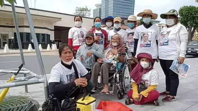 Prum Chantha et des militants