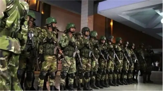 চট্টগ্রাম বিমানবন্দরে সেনা সদস্যদের একটি দল