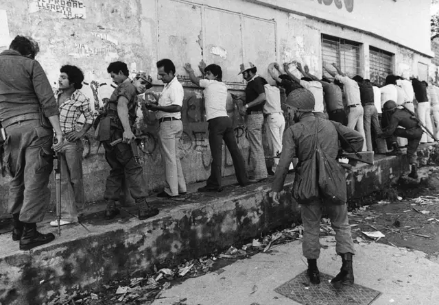 Soldados registran a estudiantes en San Salvador en 1980.